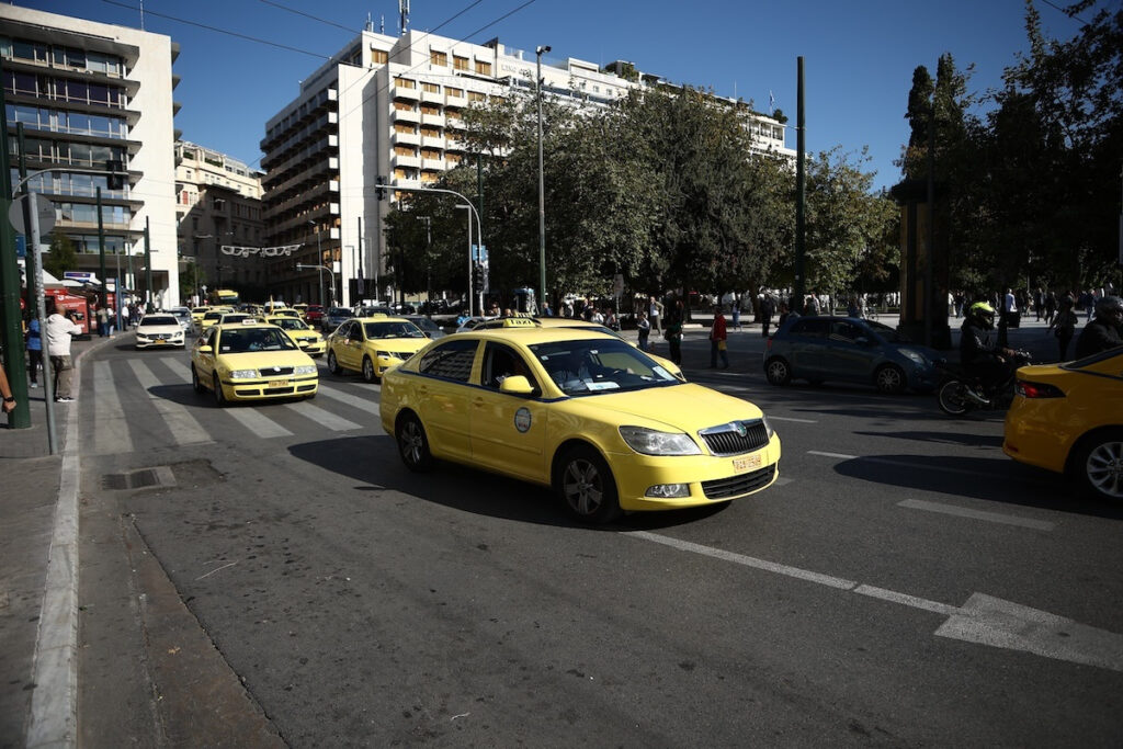 Ταξί: Λήγει το τελεσίγραφο για τις αυτοκόλλητες ταμπέλες POS – Έρχονται πρόστιμα