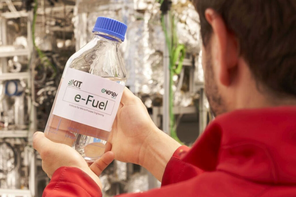e-Fuels αντικαθιστούν βενζίνη και ντίζελ στα αυτοκίνητα από το 2035