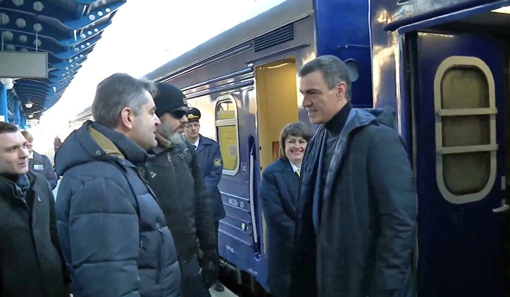 Μετά τον Μπάιντεν και τη Μελόνι στο Κίεβο και ο Σάντσεθ: Στηρίζουμε την Ουκρανία μέχρι να επιστρέψει η ειρήνη