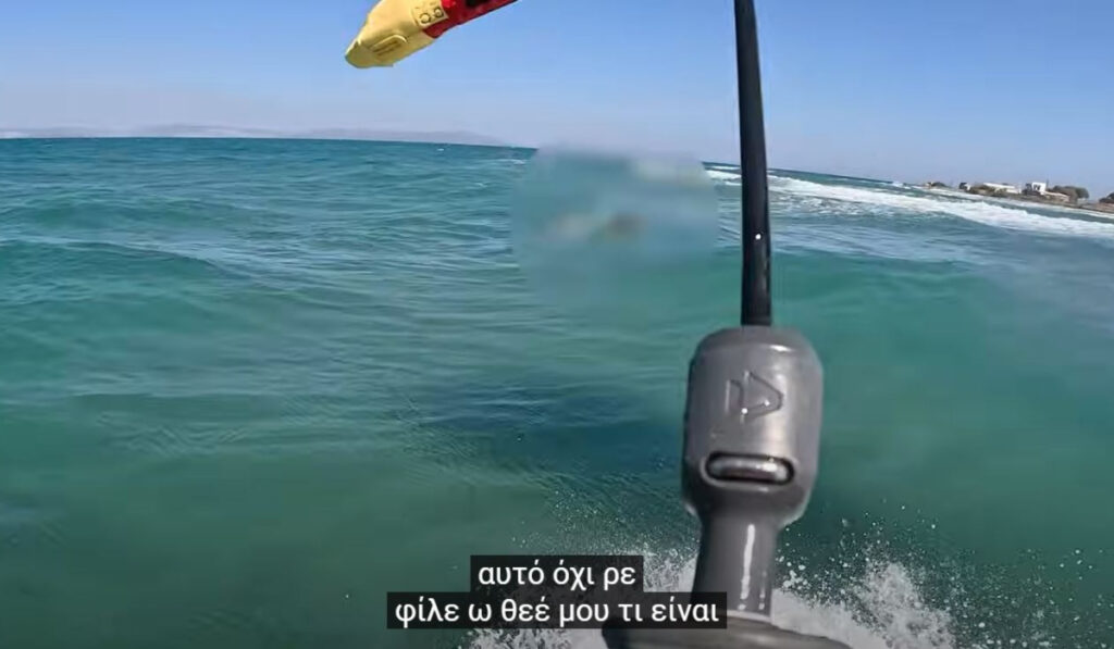 Κως: Η στιγμή που σέρφερ εντοπίζει πτώμα στη θάλασσα – «Είχε μαύρες κηλίδες στο δέρμα του» (βίντεο)