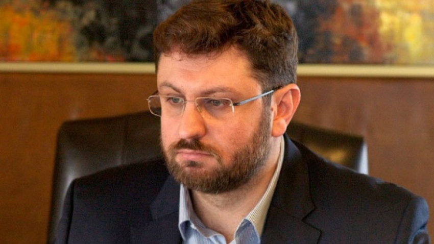 Ζαχαριάδης: Οι ιδιόκτητες πισίνες του Μητσοτάκη είναι μεγαλύτερες από το εξοχικό Τσίπρα
