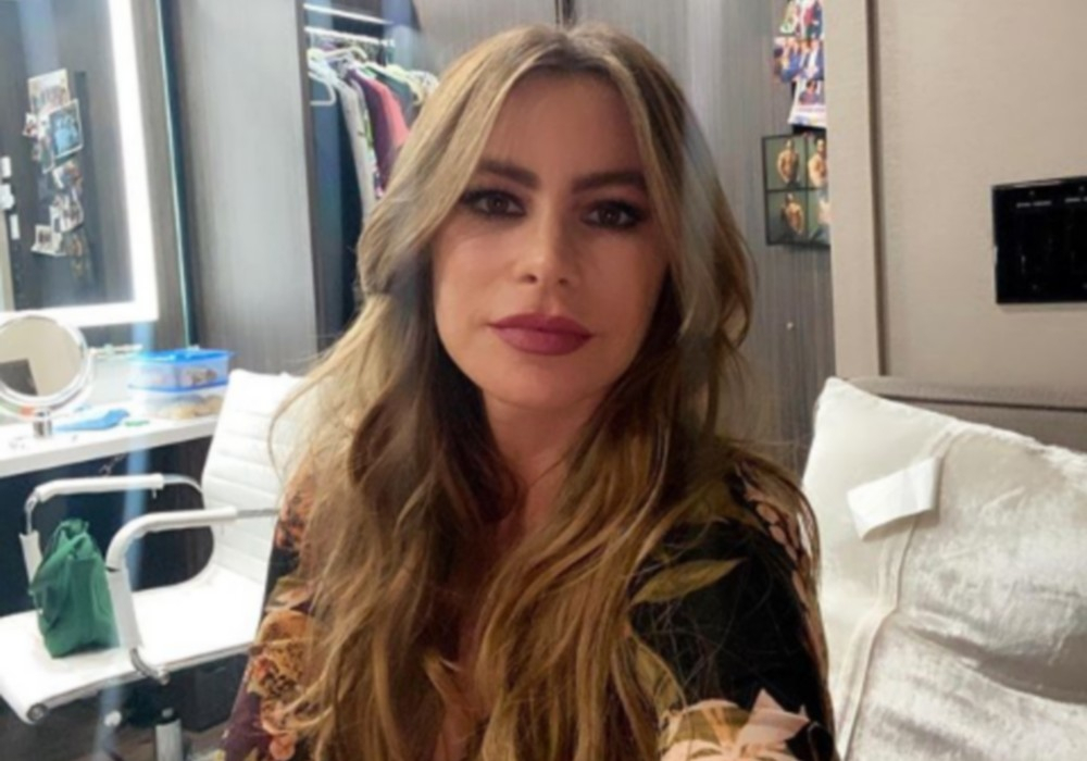Sofia Vergara: Ποζάρει στην πισίνα της με πετσέτα από τη Μύκονο