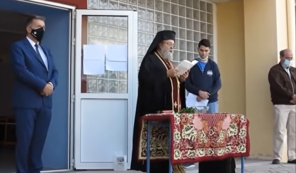 Αμύνταιο: Επεισοδιακός αγιασμός σε σχολείο με αρνητή μάσκας παπά