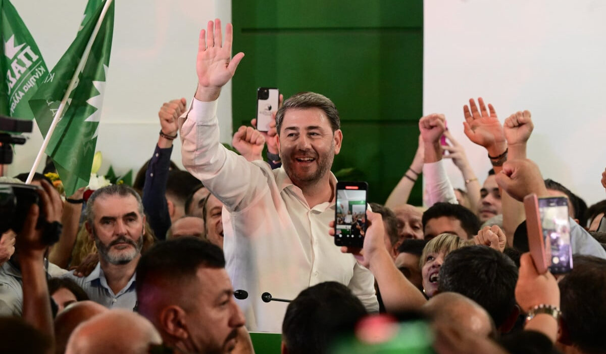 MRB: Άλμα ΠΑΣΟΚ και Ανδρουλάκη – Βαθύ ρήγμα με Σαμαρά και Καραμανλή στη ΝΔ