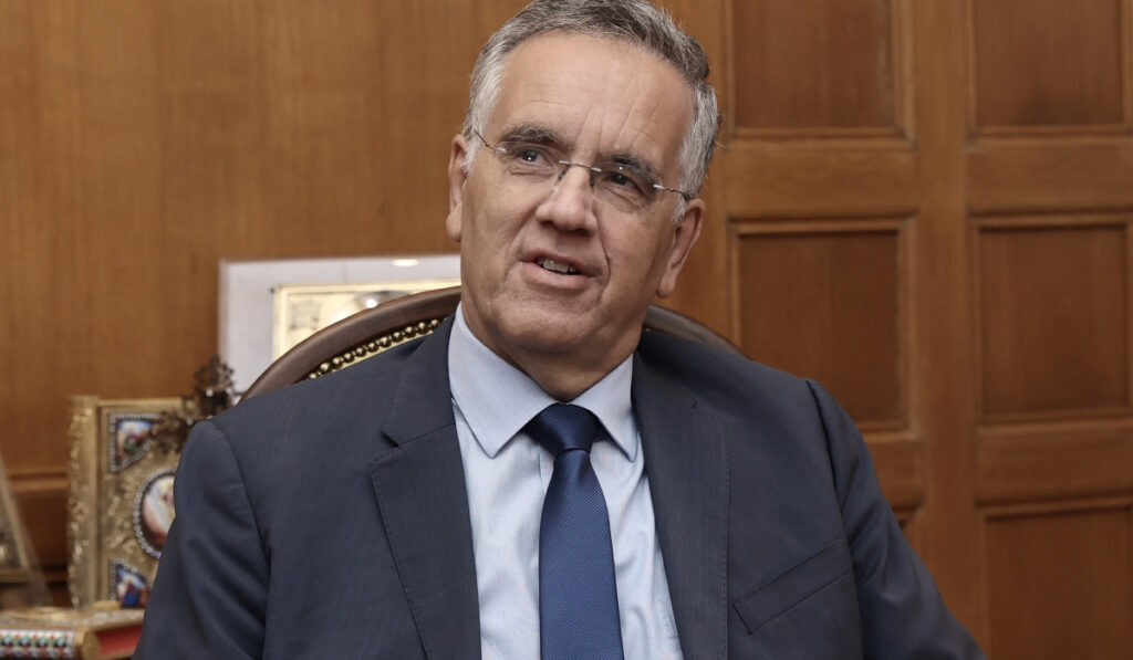 Αιχμηρό σχόλιο του Politico για Ντογιάκο και υποκλοπές – «Φέρτε έναν Βέλγο εισαγγελέα»