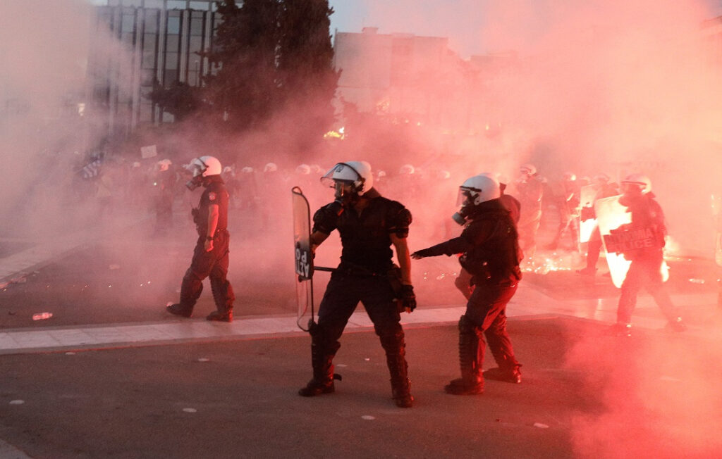 Σύνταγμα: 47 προσαγωγές από την συγκέντρωση των αντιεμβολιαστών