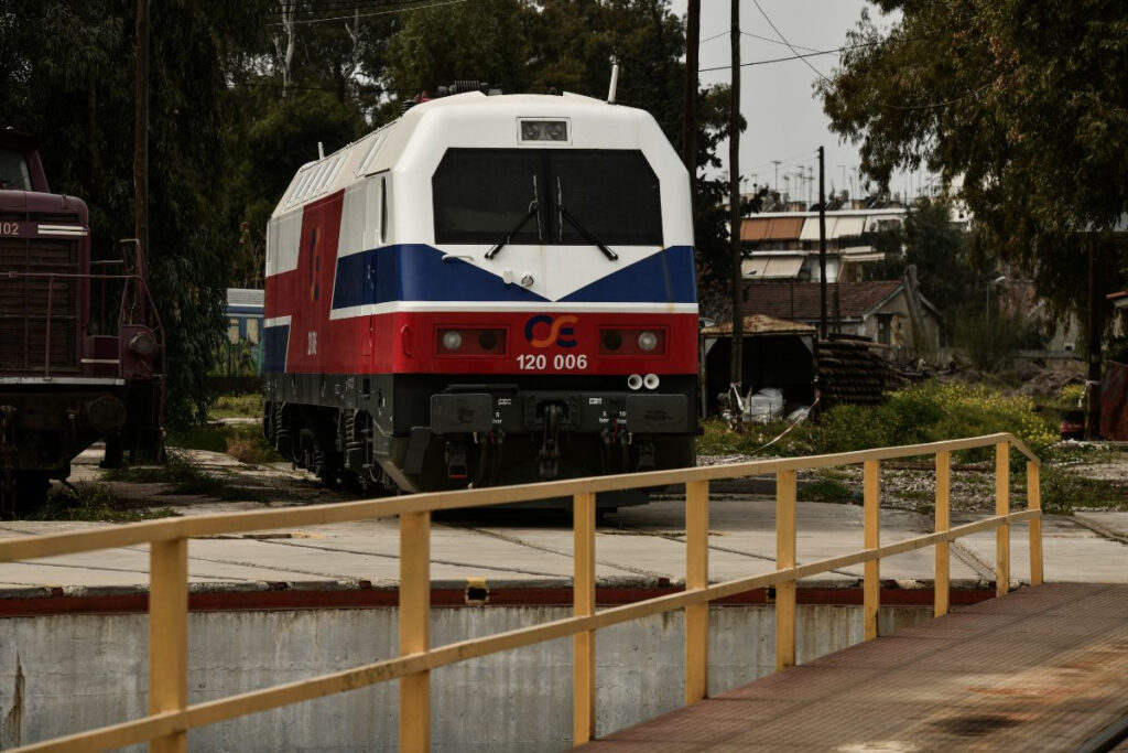 Φονικό… μπάχαλο! Στο Αμύνταιο Φλώρινας περνάει τρένο όταν σηκώνονται οι μπάρες (βίντεο)