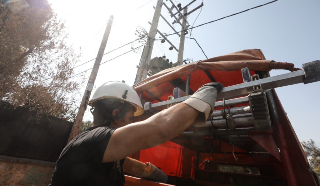 ΔΕΔΔΗΕ: Συνεχίζονται οι εργασίες αποκατάστασης – Πού παραμένουν χωρίς ρεύμα
