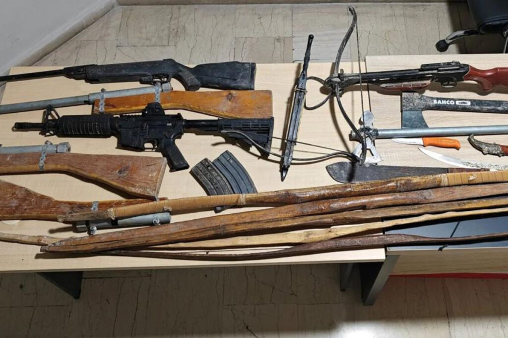 Μυστήριο στην Κόρινθο με οικογένεια που ζούσε σε λαγούμι 30 μέτρων – Είχε τόξα και όπλα