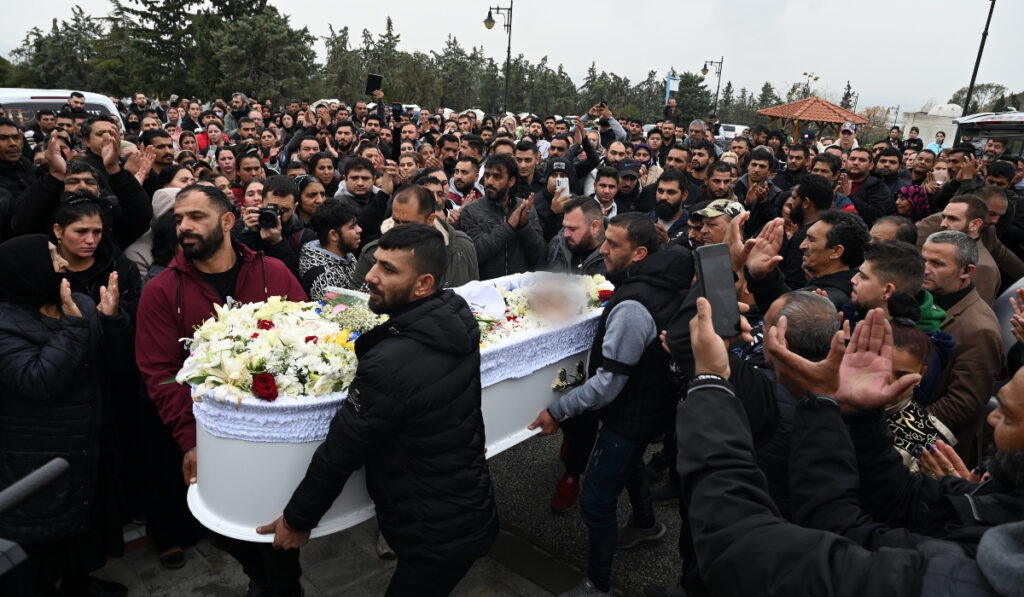 Ατέλειωτο κομβόι θλίψης στην κηδεία του 16χρονου: «Αντίο» με τραπ και ένα πακέτο τσιγάρα