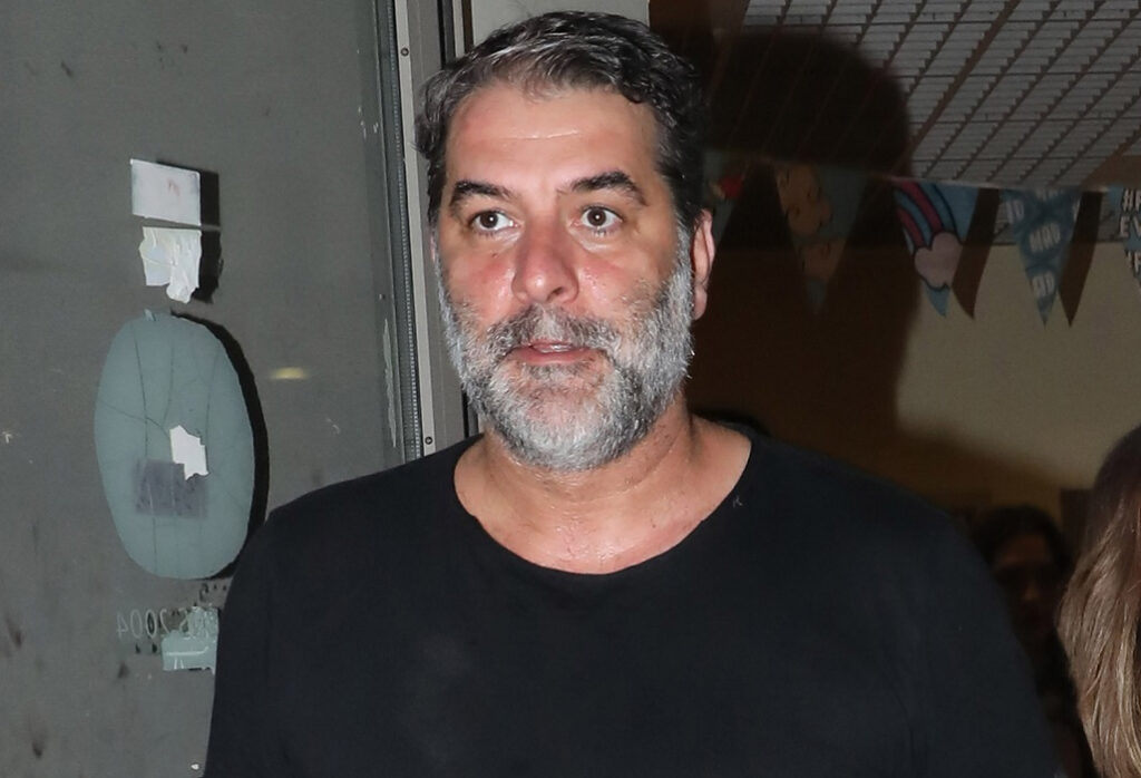 Βασίλης Μπισμπίκης: Στηρίζει τη Λένα Κιτσοπούλου μετά τις αντιδράσεις για τους «Σφήκες»