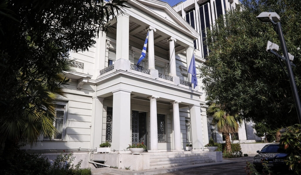 Ανθρωπιστικό διάδρομο για εκκένωση του Προξενείου της Μαριούπολης ζήτησε ο Δένδιας