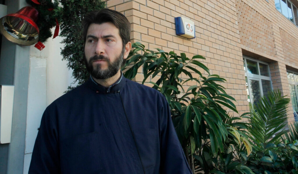 Πατέρας Αντώνιος – Κιβωτός του Κόσμου: «Κάποια παιδιά δεν μας συγχωρούν που πήραμε τη θέση του γονιού τους»