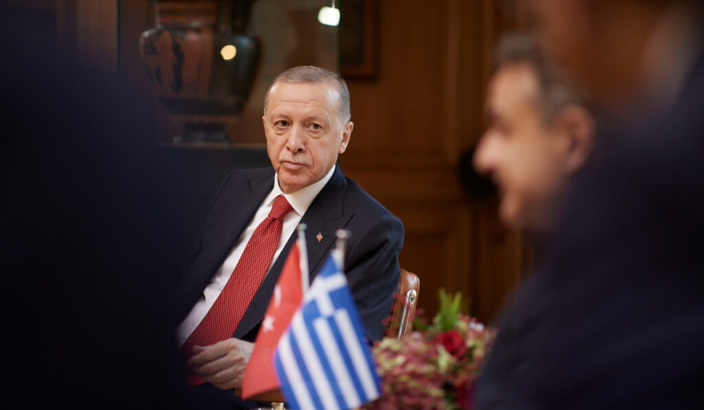 Με ντολμαδάκια το μενού στο γεύμα Μητσοτάκη – Ερντογάν