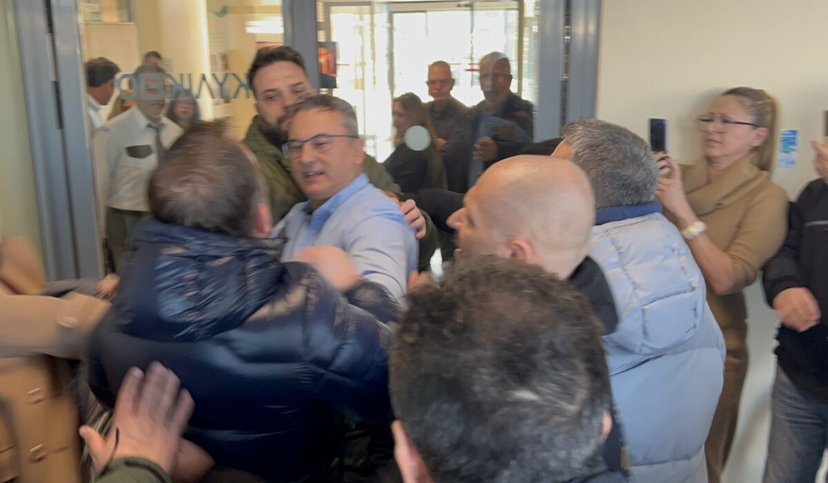 Τέμπη: «Κόκκινο πανί» ο Αγοραστός για τους συγγενείς των θυμάτων – Ένταση στην Περιφέρεια (Εικόνες, Βίντεο)