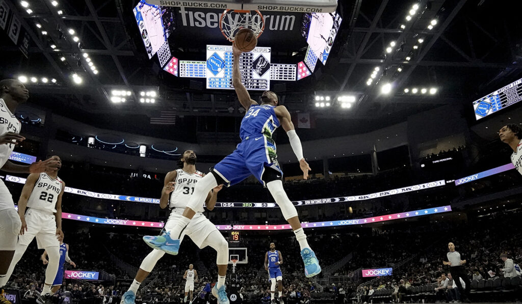 NBA: Τράβηξε… 31 ο Αντετοκούνμπο – Οι Μπακς διέλυσαν τους Σπερς (130-94)