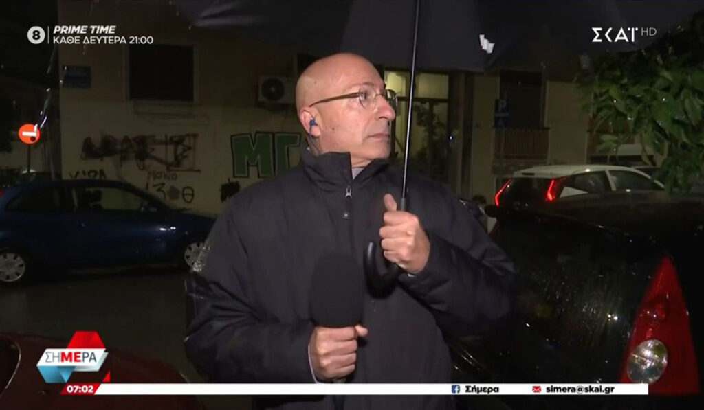 Τρόμος on air για δημοσιογράφο του ΣΚΑΪ: Η στιγμή που τινάζεται από δυνατό κεραυνό (βίντεο)