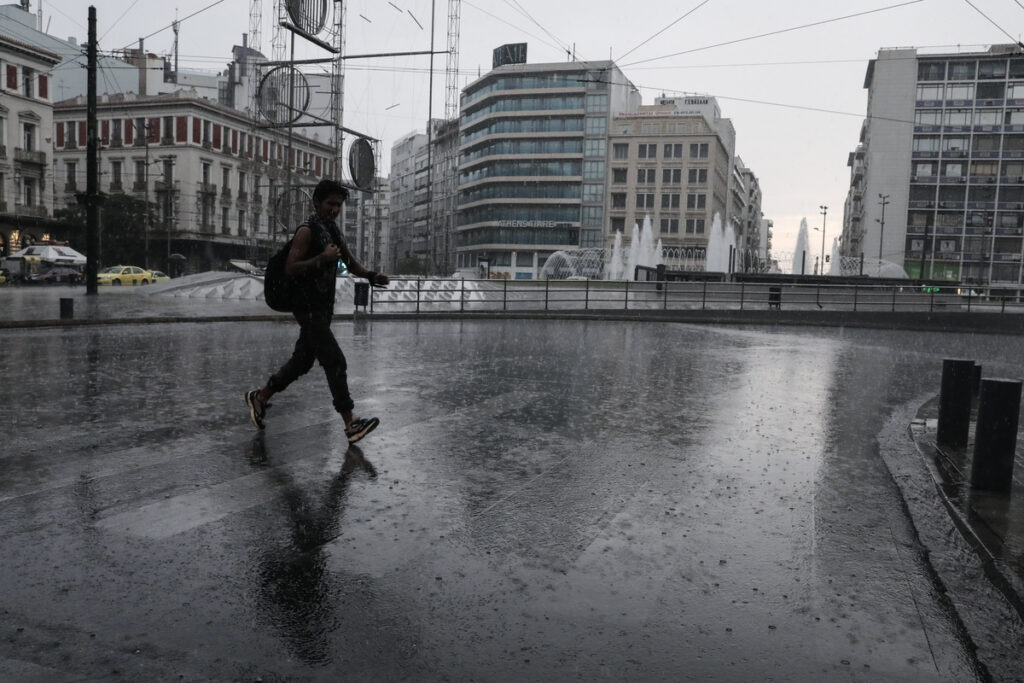Αρχίζουν σε λίγο ισχυρές καταιγίδες: Νέα πρόγνωση της ΕΜΥ για μπουρίνια – Live η κακοκαιρία