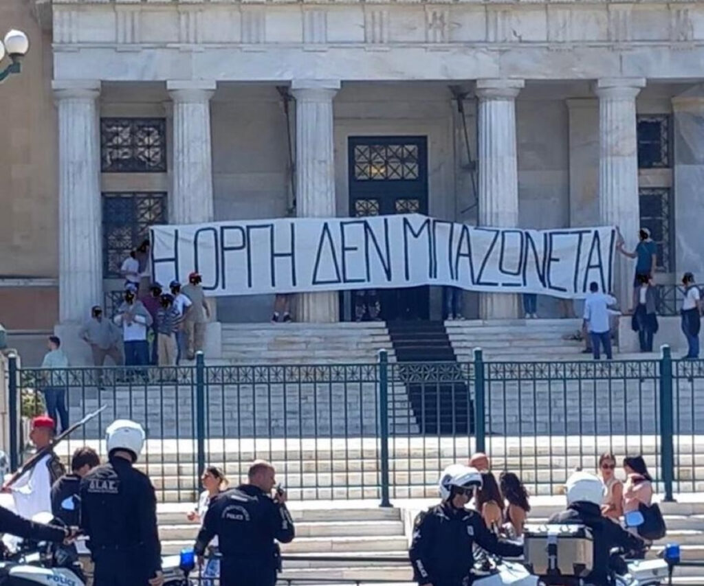Ο Ρουβίκωνας μπήκε σε Βουλή και Προεδρικό Μέγαρο – Άνοιξαν πανό για τα Τέμπη (εικόνες, βίντεο)