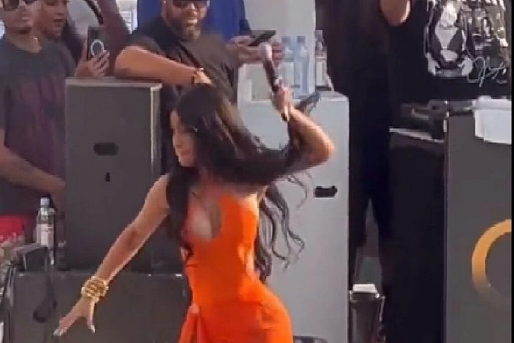 Cardi B: Εκτόξευσε το μικρόφωνό της σε μια γυναίκα που της πέταξε ένα αναψυκτικό σε συναυλία στο Λας Βέγκας