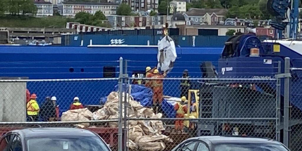 Υποβρύχιο Titan: Οι πρώτες εικόνες από τα συντρίμμια – Μεταφέρθηκαν στον Καναδά