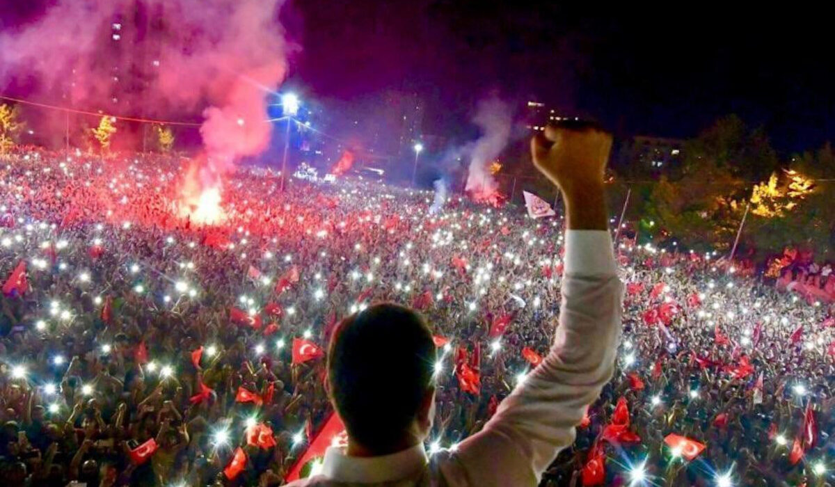 «Παραιτήσου Ερντογάν»: Πλήθος κόσμου σε ομιλία Ιμάμογλου στην Κωνσταντινούπολη