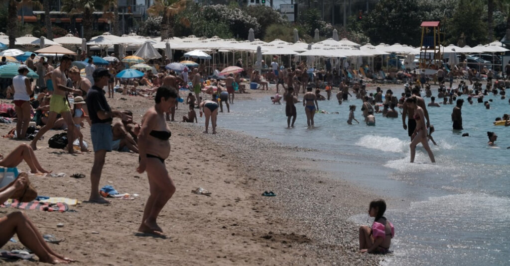 «Πλημμύρισαν» από κόσμο Πόρτο Ράφτη και Άλιμος  – Δείτε βίντεο