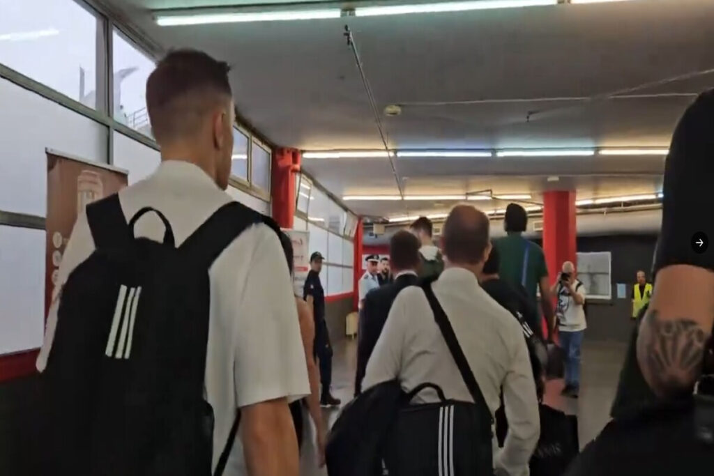 Συνελήφθη οπαδός του Ολυμπιακού για φραστική επίθεση στην αποστολή του Παναθηναϊκού – Αναζητείται ακόμη ένας