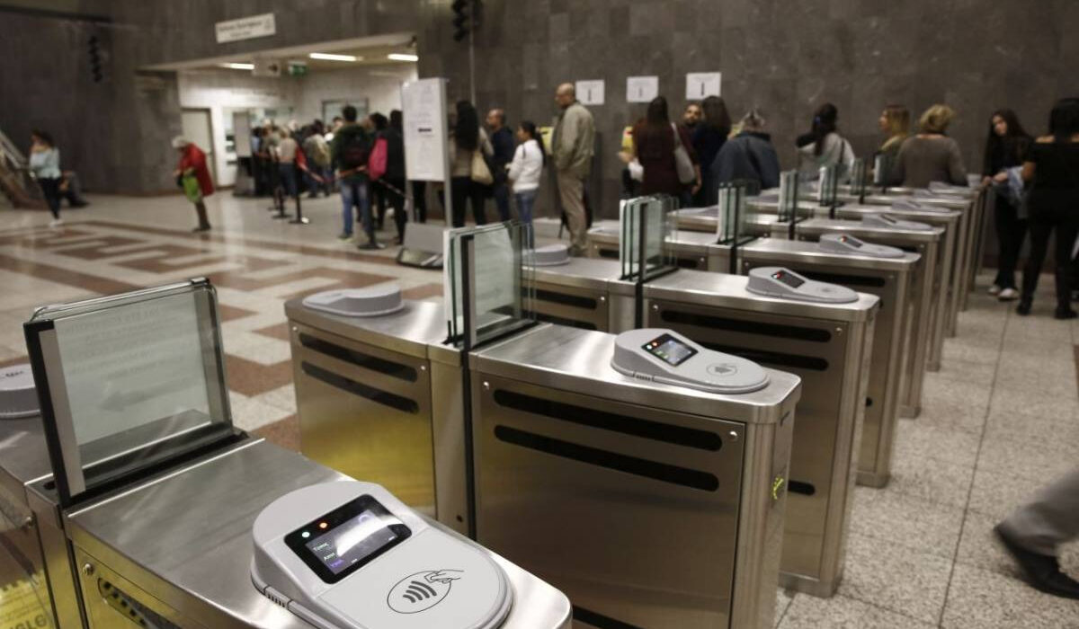 Πορτοφολάδες «high tech» ξάφριζαν ηλικιωμένους και γυναίκες σε ΜΜΜ – Πώς δρούσαν οι 6 σπείρες στην Αθήνα (Εικόνες)