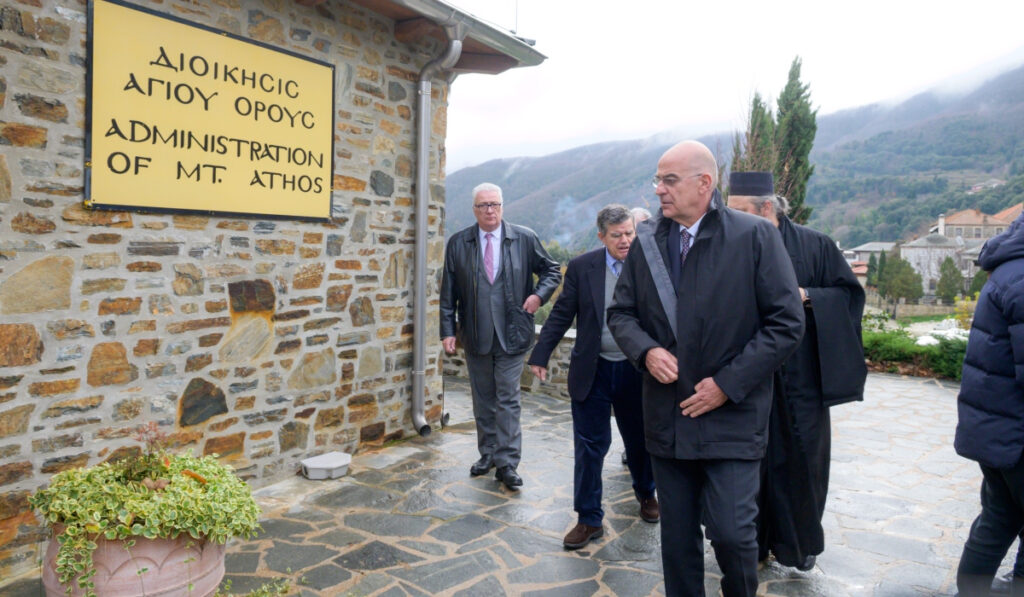 Τραυματίστηκε ο Δένδιας μετά το λιποθυμικό επεισόδιο στο Άγιο Όρος – Επιστρέφει Αθήνα