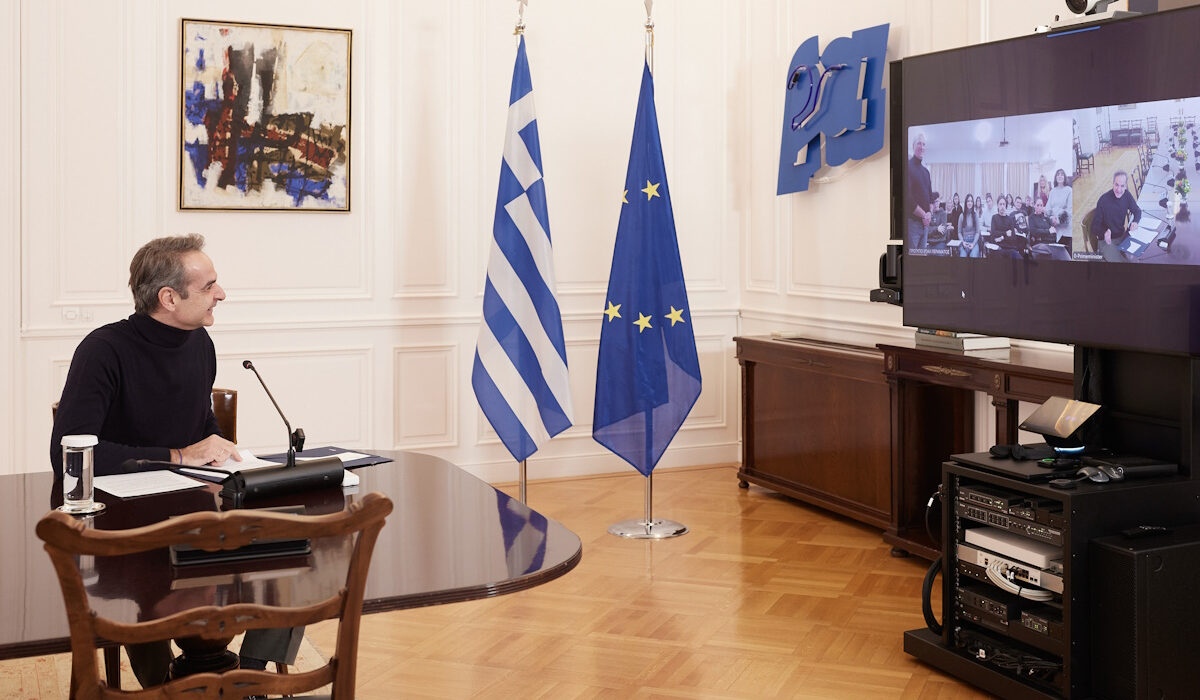 Κυριάκος Μητσοτάκης σε μαθητές πρότυπου ΕΠΑΛ Περάματος: «Οι γόρδιοι δεσμοί δεν λύνονται, κόβονται»