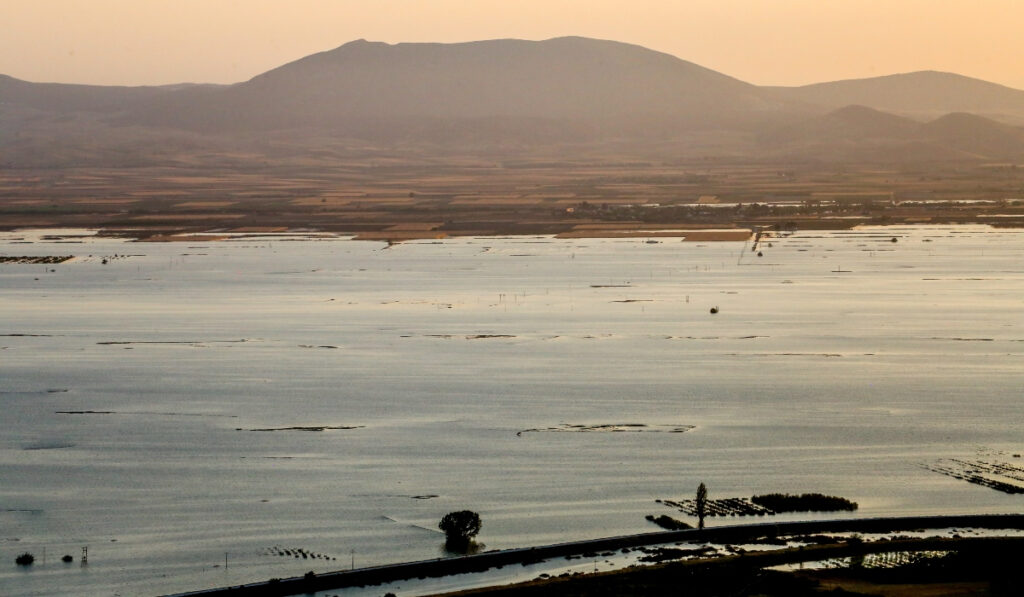 Τραγική κατάληξη με τον αγνοούμενο ψαρά στη λίμνη Κάρλα – Εντοπίστηκε νεκρός