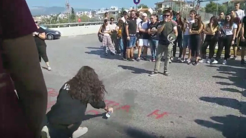 Πετρούπολη: Μαθήματα τεσσάρων ωρών για μαθητές σχολείου που έκλεισε μετά τον σεισμό