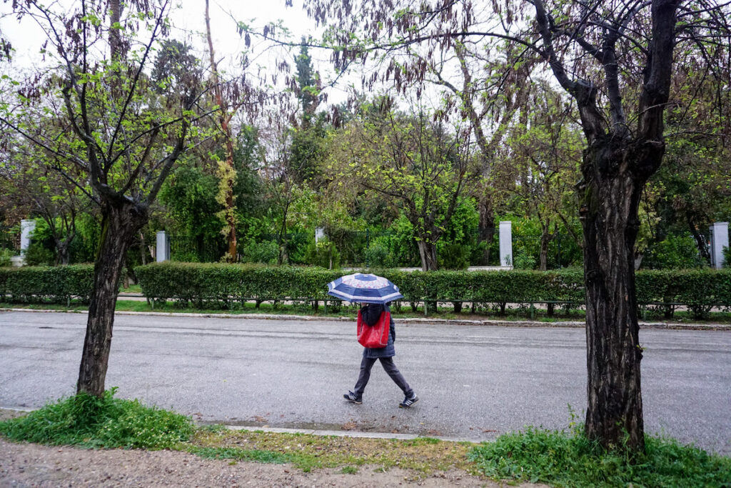 Αλλάζει ο καιρός σήμερα – Πού «χτυπούν» βροχές και μπόρες