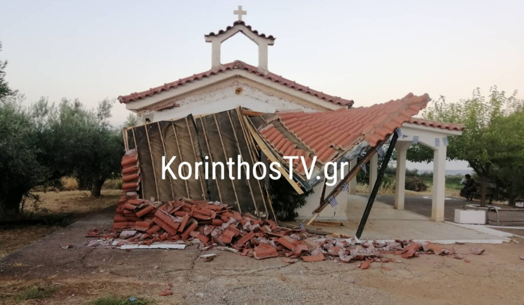 Απίστευτο τροχαίο στο Κιάτο: Αυτοκίνητο γκρέμισε υπόστεγο εκκλησίας και «καρφώθηκε» σε ελιά