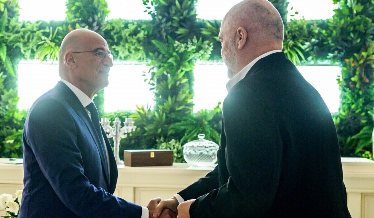 Δένδιας από Αλβανία: Μεγάλο πρόβλημα με τον τουρκικό αναθεωρητισμό