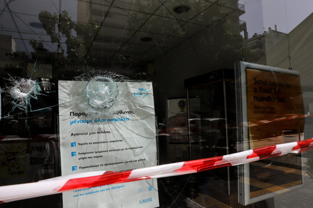 Κουκάκι: Καταδρομική επίθεση στα ΕΛΤΑ – Εκτεταμένες φθορές από κουκουλοφόρους