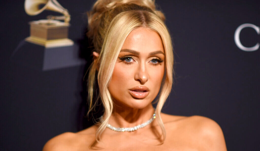 Paris Hilton: Τα πικρόχολα σχόλια για την πασαρέλα της στην Εβδομάδα Μόδας – «Έτσι περπατάω μεθυσμένος»
