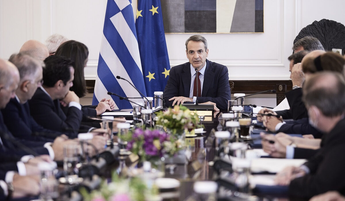 H κυβέρνηση έμεινε από… καύσιμα – Ένα ευρώ την ημέρα το «βοήθημα» για τη βενζίνη