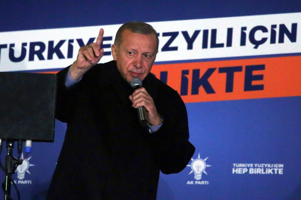 Ο Ερντογάν βγήκε στο μπαλκόνι και τραγούδησε: Είμαστε «καθαρά μπροστά»