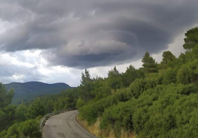 Supercell υπερκύταρρο πάνω από την Βαρυμπόμπη