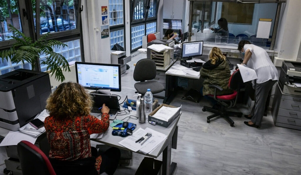 Η διπλοθεσία σαν… κίνητρο: Η χώρα ευνοεί όσους έχουν απασχόληση – Οι μισθοί, οι συντάξεις και οι αιρετοί…