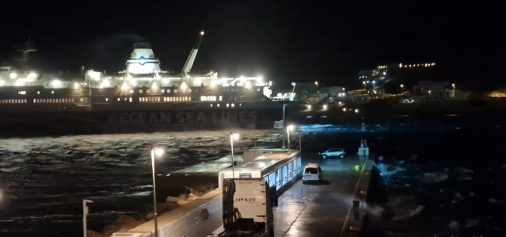 Σίφνος: Το πλοίο «Άνεμος» χρειάστηκε μια ώρα για να δέσει με ανέμους 11 μποφόρ