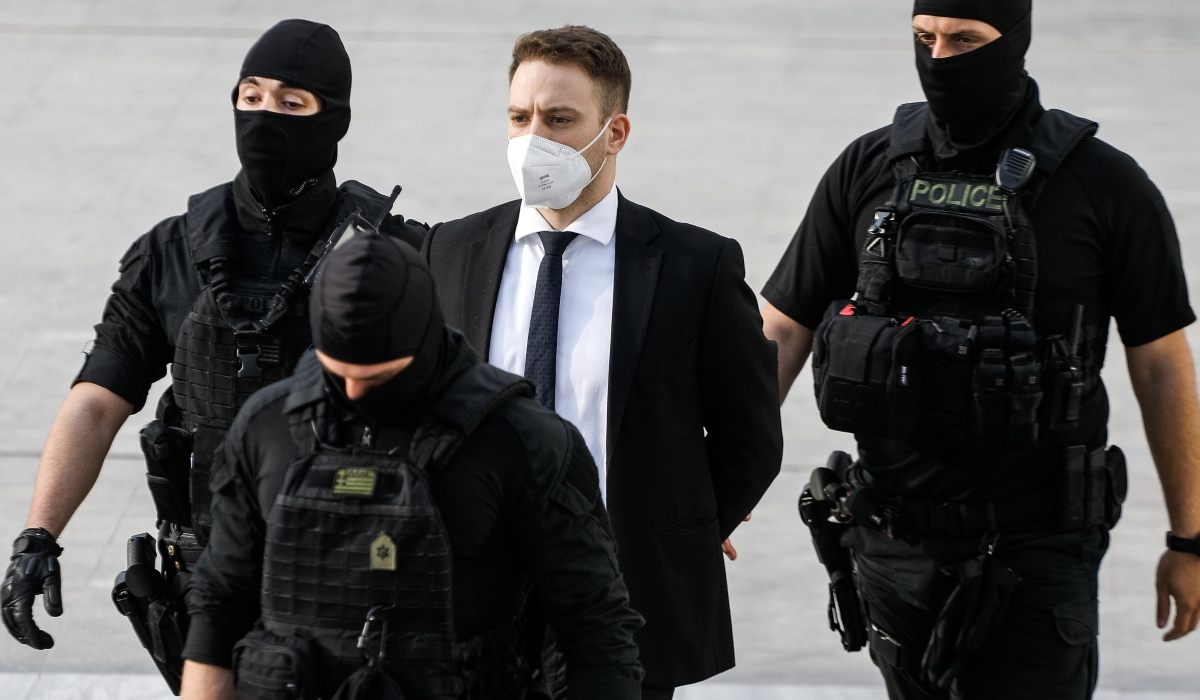 Δίκη Μπάμπη Αναγνωστόπουλου: Δεν πήγε γιατί διάβαζε για τις Πανελλήνιες – Ένταση και διακοπή