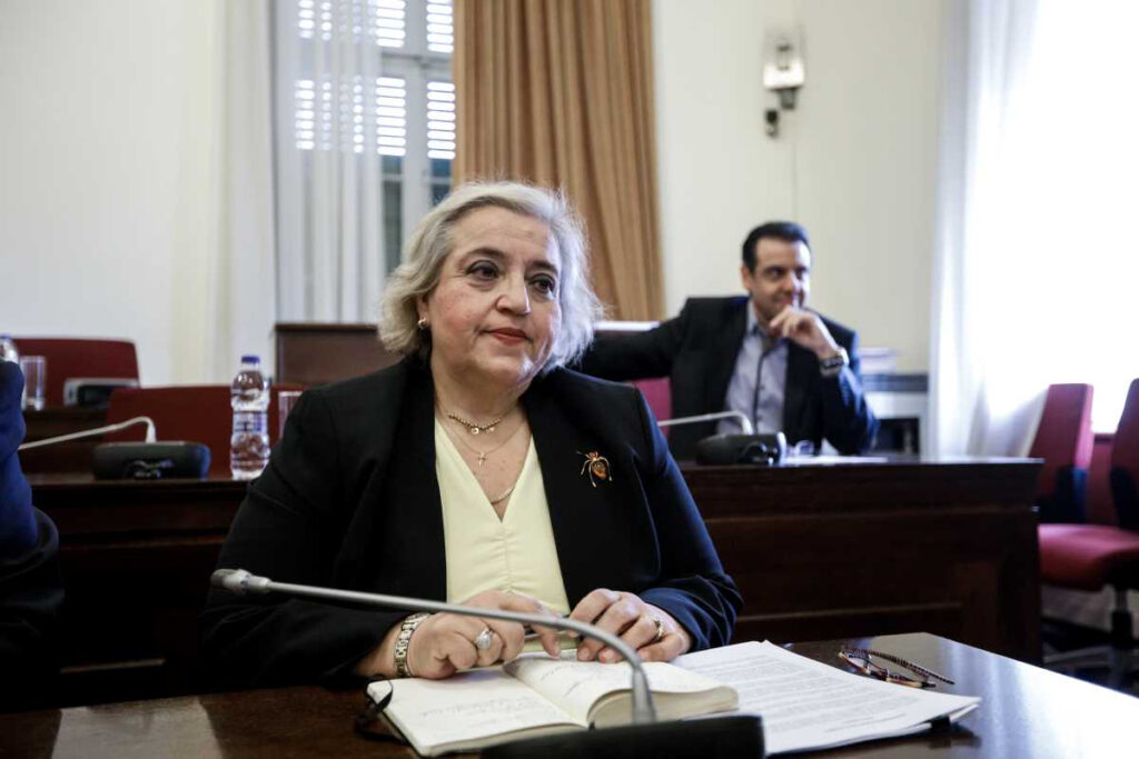 Η υφυπουργός Εξωτερικών Αλεξάνδρα Παπαδοπούλου έπαθε… Μπάιντεν λόγω ζέστης στον Άγνωστο Στρατιώτη (βίντεο)