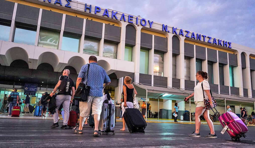 Υψηλές «πτήσεις» καταγράφουν τα αεροδρόμια της χώρας – Αύξηση 9,5% της επιβατικής κίνησης από πέρυσι