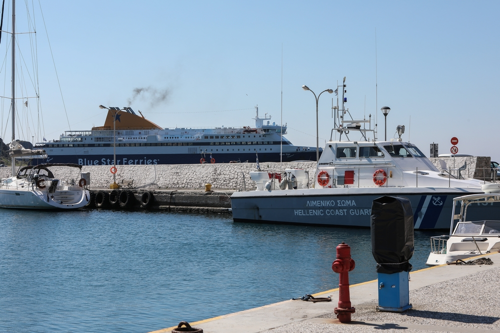 Ικαρία: Προσέκρουσε στο λιμάνι το Blue Star Mykonos