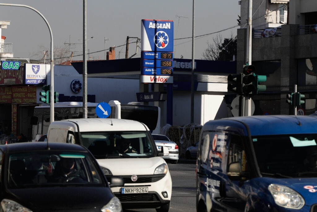 10 τρόποι για να εξοικονομήσετε βενζίνη και να γλιτώσετε χρήματα