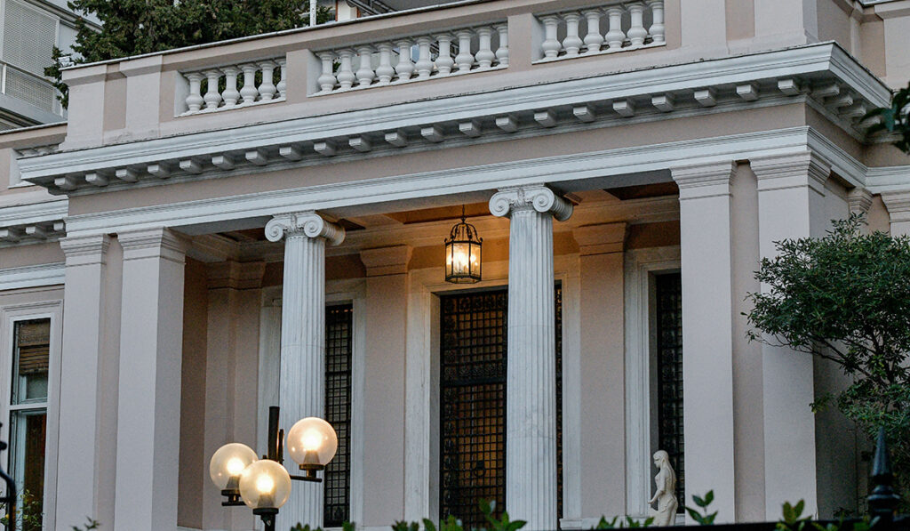 Ο συνεργάτης του Κ. Μητσοτάκη με τον πολυτελή βίο