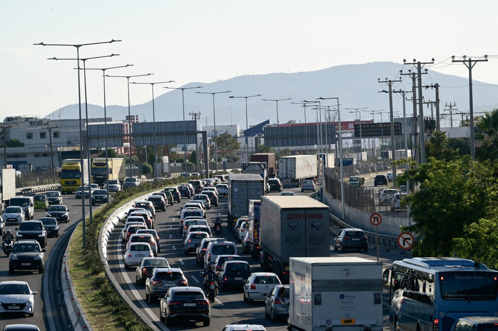 Κίνηση τώρα: Καραμπόλα με 5 ΙΧ στην Κηφισίας – Μποτιλιάρισμα και στον Κηφισό